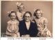 Agnes Suhr Henriksen (1880-1950) med b?rneb?rnene Inger (1942-) Bente (1944-) og Annette (1946-)