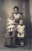Agnes Suhr Henriksen (1880 - 1950) med Eivind (1907-1921) og Kaja (1909-1983)
