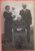 Nicoline (1881-1971) og Jens Peter Olsen (1875-1963) med barn og farfar Niels (1845-1935)